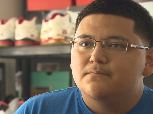 Chang trai 17 tuoi phuc che giay cu kiem 3.000 USD moi thang hinh anh