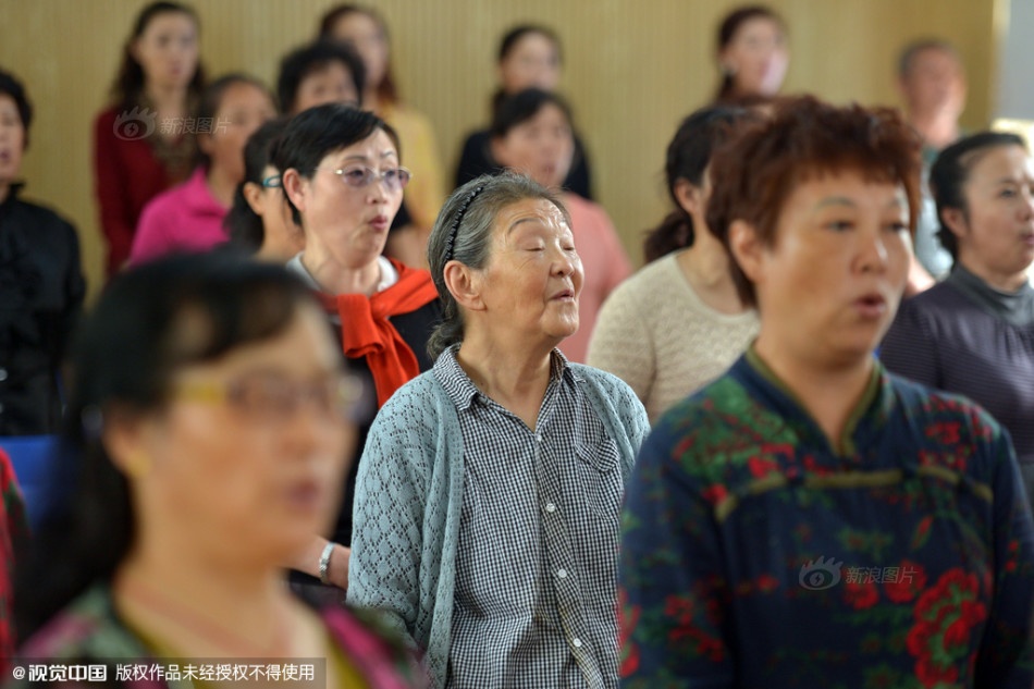 Cu ba 83 tuoi nhan 8 bang dai hoc trong 28 nam hinh anh
