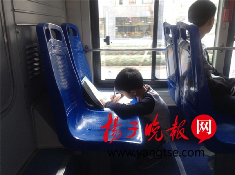 Be trai lam bai tren xe buyt va cau chuyen ap luc hoc tap hinh anh