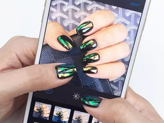 Trao luu lam mong tay thuy tinh cua gioi tre Han Quoc hinh anh