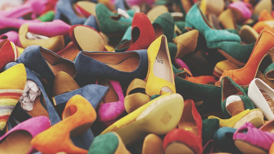 Truong cam hoc sinh di giay cao got vi so dong dat hinh anh