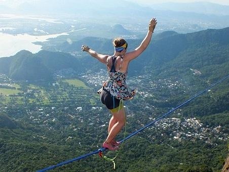 Co gai leo day bang giay cao got o do cao 840 m hinh anh