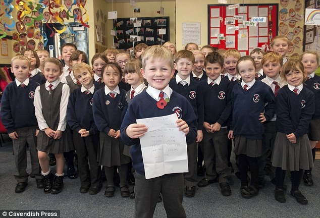 Be trai 6 tuoi ung ho lon dat cho nha truong sau vu trom hinh anh