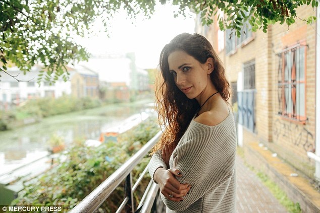 Video thu nghiem dan ong Paris hay London lang man hon? hinh anh