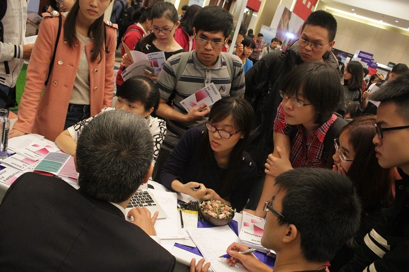 Khung bo khong the ngan sinh vien toi Paris hinh anh