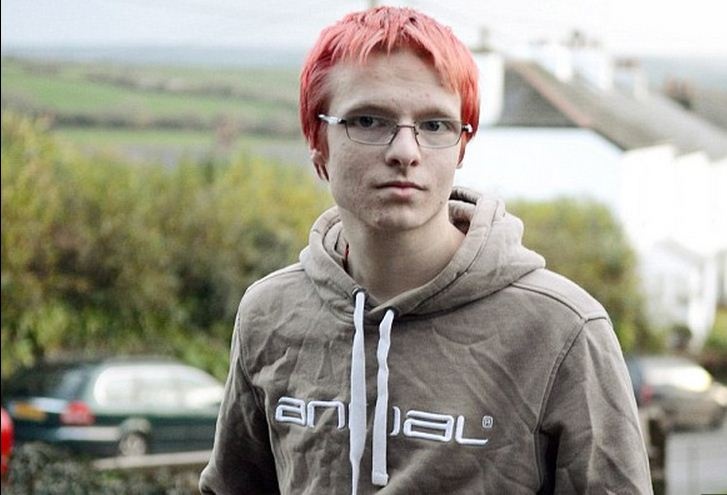 Nam sinh phai nghi hoc vi nhuom toc mau do ruc hinh anh