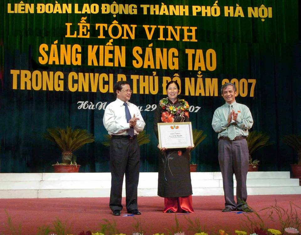 Cô giáo Đỗ Thị Hồng Hà (giữa)