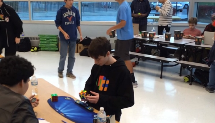Cau be 14 tuoi lap ky luc giai rubik chi trong 4,9 giay hinh anh