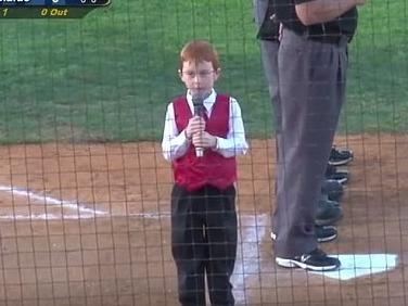 Clip cau be 7 tuoi hat quoc ca khien dan mang xuc dong hinh anh