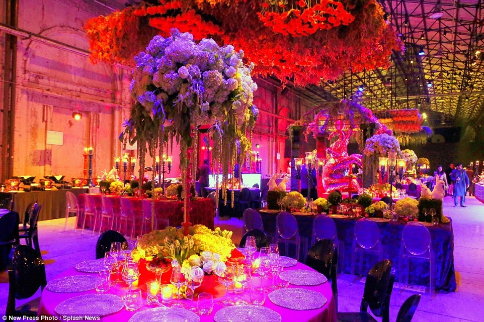 Tiệc cưới được tổ chức tại những khách sạn sang trọng nhất và kéo dài trong 3 ngày tại thành phố Florence, Italy. 