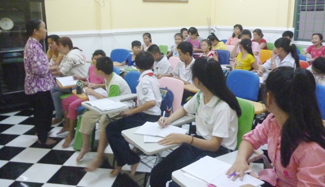 Ba giao lang thue giao vien day tieng Anh cho tre ngheo hinh anh