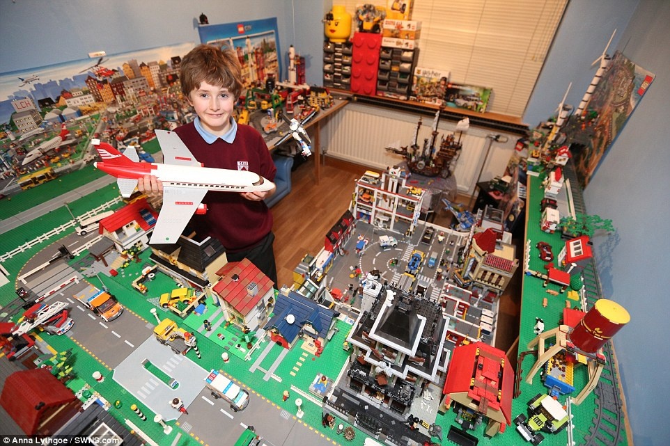 Cậu bé Lewis bên mô hình thành phố Lego khủng của mình