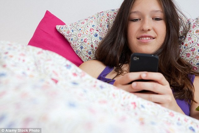 Thói quen lướt facebook mỗi tối tiềm ẩn những mối nguy hại không ngờ