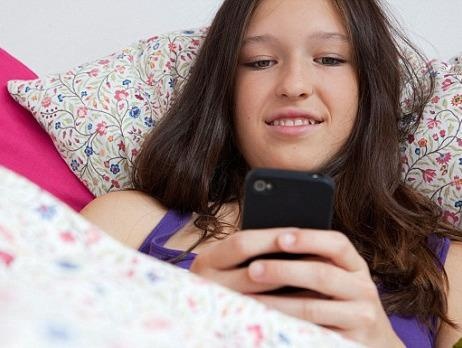 Thoi quen luot Facebook khien gioi tre kho ngu, hoc kem hinh anh