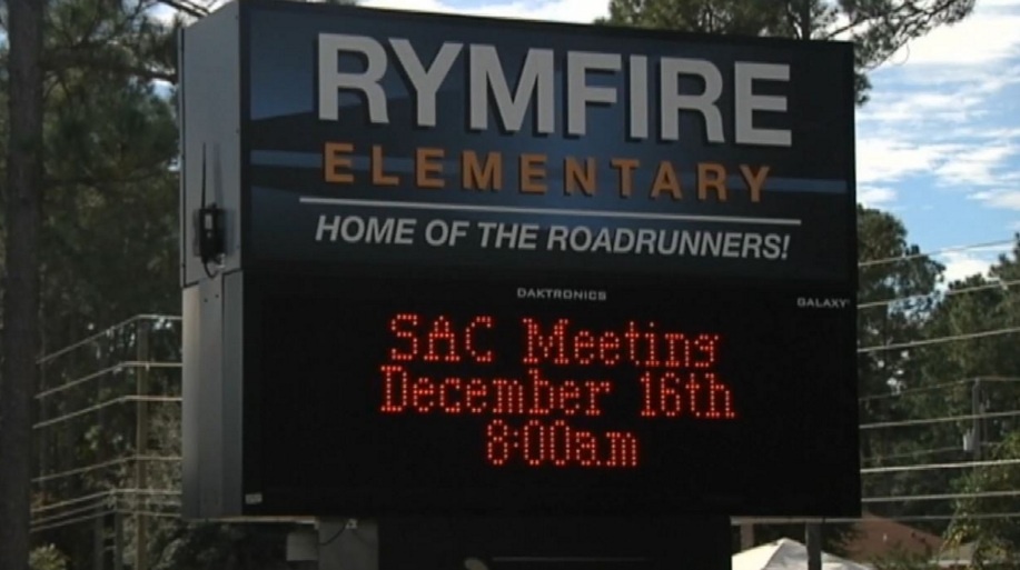 Giao vien phat hoc sinh dung tay vot giay trong bon cau hinh anh