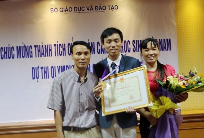 Chiec banh my an do cua cha va 2 HCV Toan quoc te hinh anh