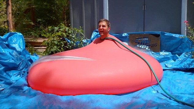 Chang trai nhet minh vao bong nuoc khong lo hinh anh