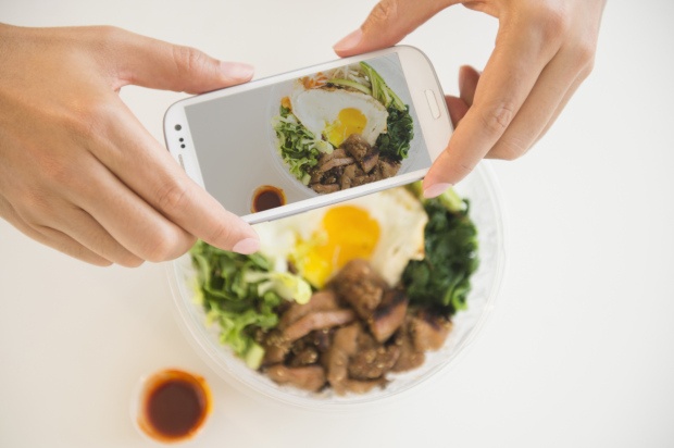 Chỉ ăn thôi không được sao?