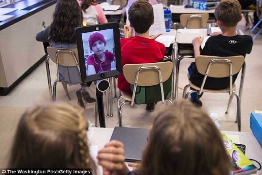 Robot den truong thay nu sinh mac benh ung thu hinh anh