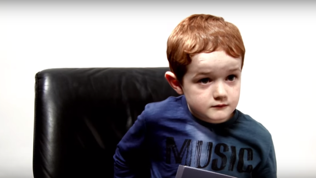 Cậu bé Sean thẳng thắn trả lời những câu hỏi.