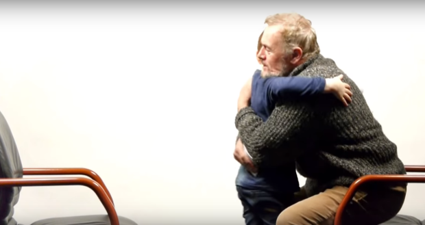 Hai ông cháu ôm tạm biệt và dành cho nhau những lời khuyên chân thành.