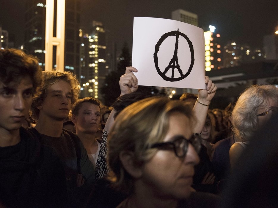 Biểu tượng Pray for Paris được giương cao để tưởng nhớ những nạn nhân xấu số.