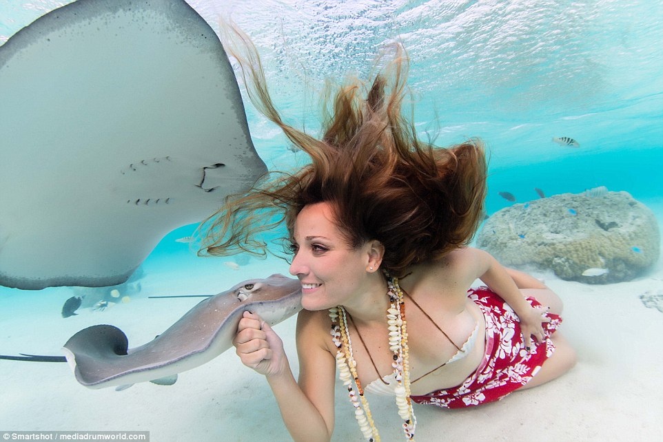 Co gai bat chap nguy hiem chup anh cung ca doc hinh anh