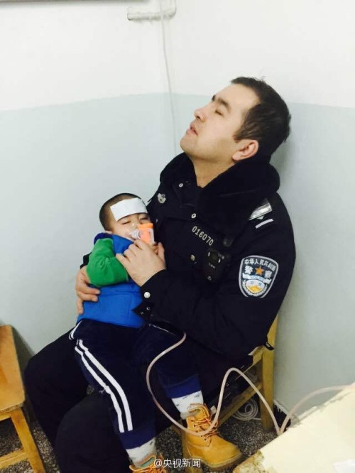 Cộng đồng mạng bày tỏ sự ngưỡng mộ tình yêu vô bờ bến của ông bố trẻ và tinh thần trách nhiệm trong công việc của anh.