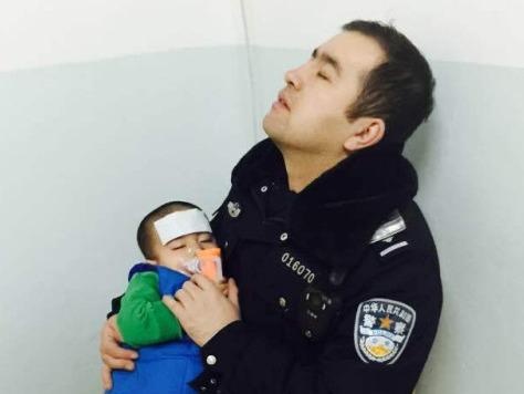 Buc anh ong bo canh sat ngu gat cham con hut 72.000 like hinh anh