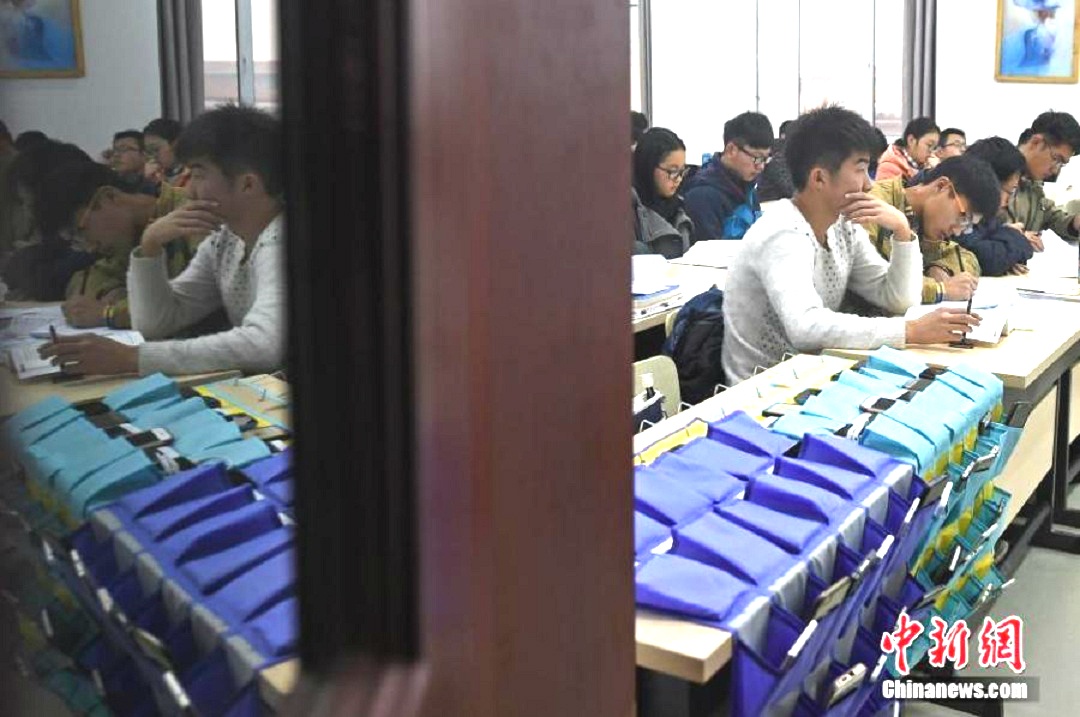 Dai hoc Trung Quoc cam sinh vien dung dien thoai trong lop hinh anh