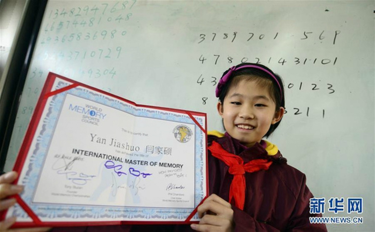 Be gai 10 tuoi gianh danh hieu quan quan the gioi ve tri nho hinh anh