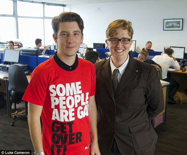 Tuần 30: Đã được dành với Stonewall, một trong năm tổ chức từ thiện của Luke chọn. Từ 17-ngày 28 tháng 8, ông đã dành thời gian qua một vài phòng ban khác nhau; từ chương trình trẻ Stonewall để gây quỹ và truyền thông