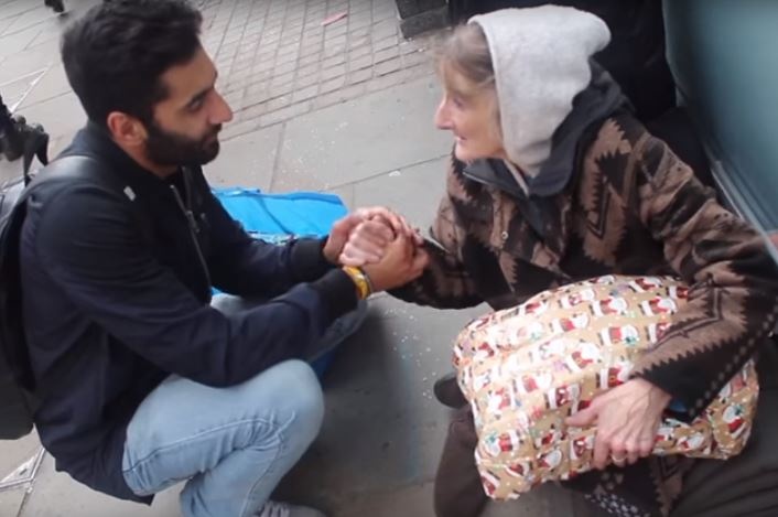 Chang trai Hoi giao tang qua giang sinh cho nguoi vo gia cu hinh anh