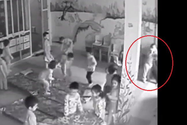 Giao vien mam non danh tre tai goc khuat camera hinh anh