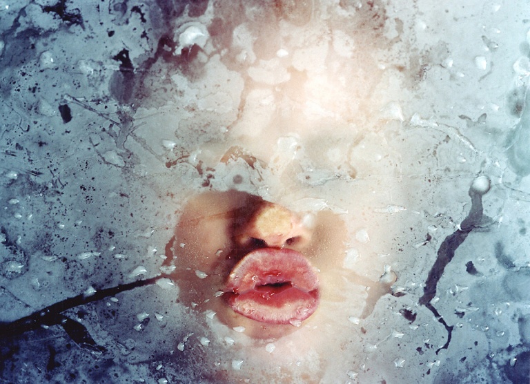 5. Đôi môi lạnh cóng giữa nền nước đóng băng. (Tác giả: Holly Lynton).