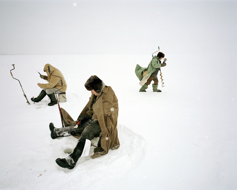 8. Ngư dân đục băng câu cá bất chấp cơn bão tuyết trên hồ Braslav, phía bắc Belarus. (Tác giả: Reiner Riedler).