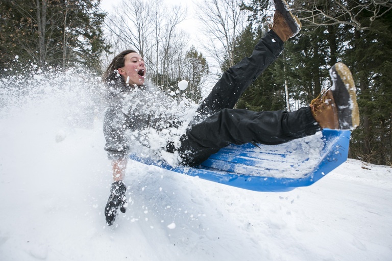 Chèo thuyền khó nhọc trên mặt hồ đóng băng. (Tác giả: Little Outdoor Giants)