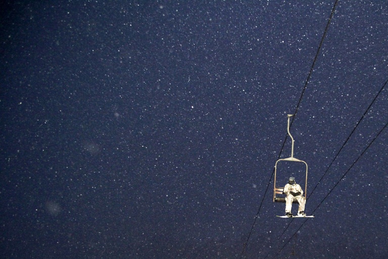 Một người đi cáp treo lên núi giữa trời tuyết rơi ở Khu nghỉ dưỡng Alyeska, Girdwood, Alaska, Mỹ. (Tác giả: T. Whitehill).