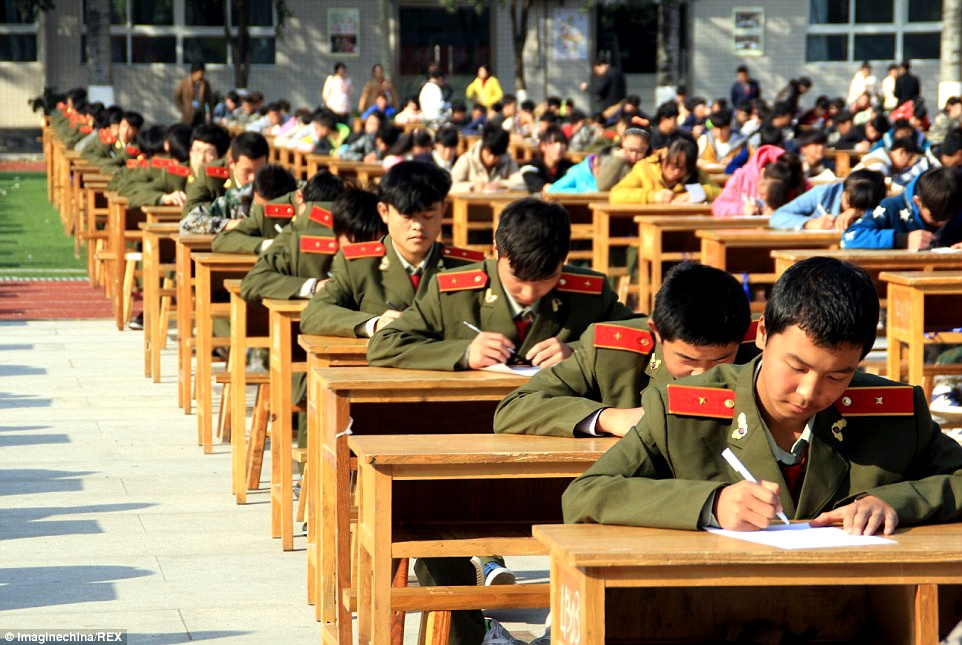 Nhung ky thi duoc to chuc trong rung, giua san truong hinh anh