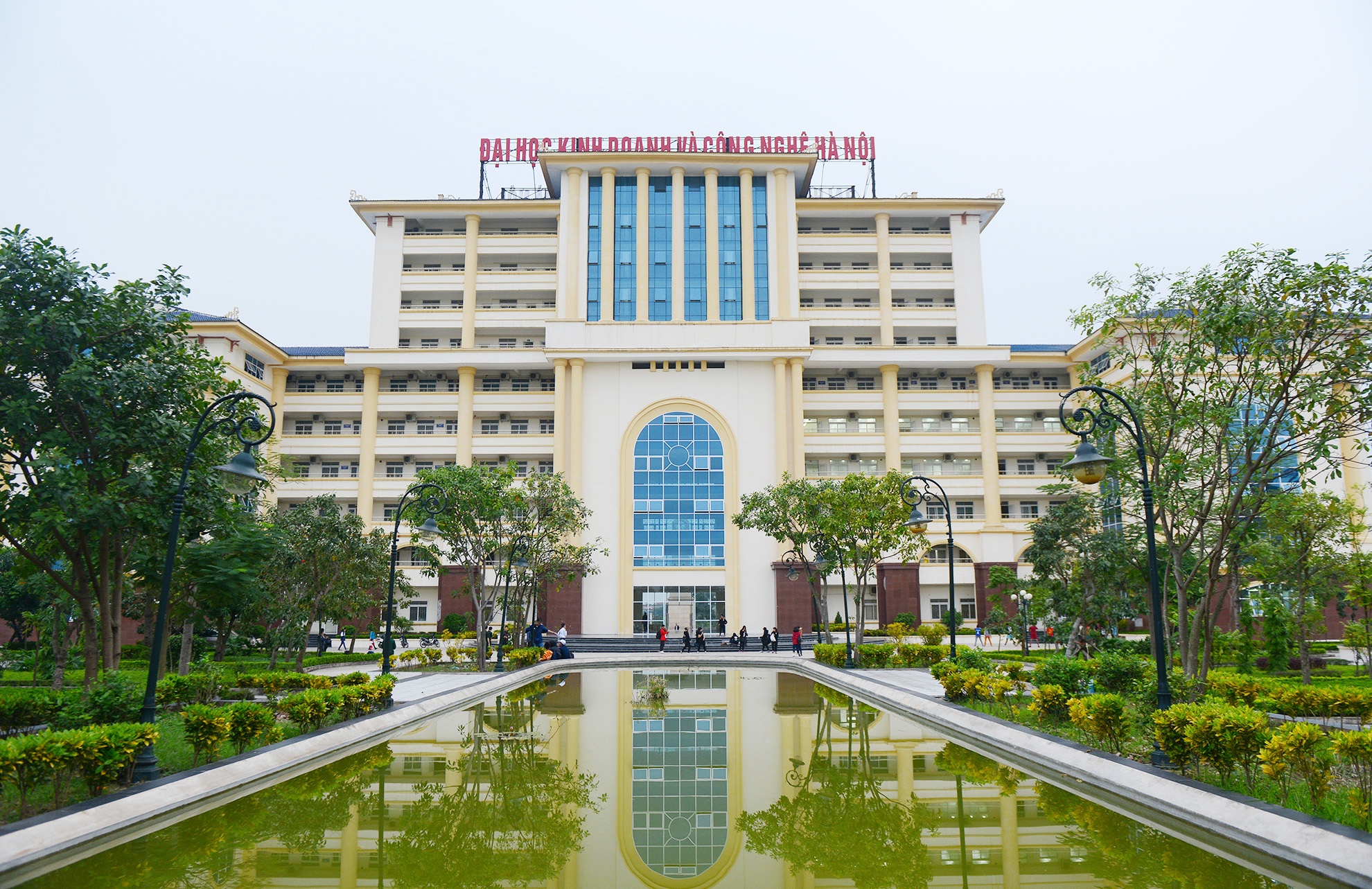 DH Kinh doanh va Cong nghe Ha Noi nhan ho so xet tuyen hinh anh