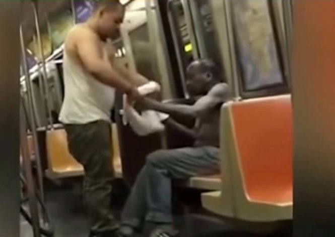 Chang trai coi ao cua minh mac cho nguoi dan ong vo gia cu hinh anh