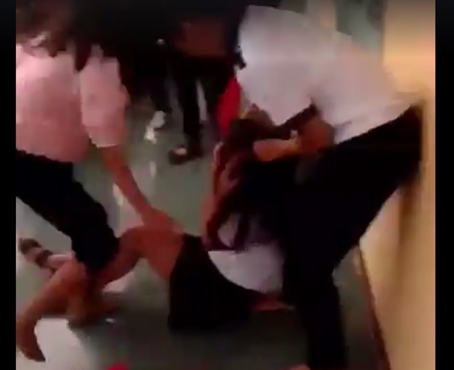 Nhom nu sinh danh lien tiep vao dau ban hinh anh