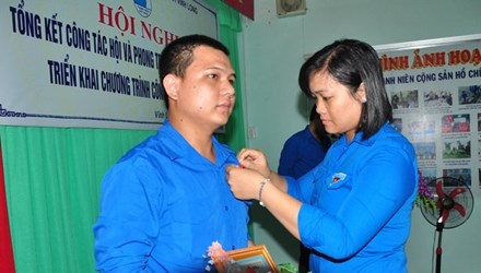 Trao huy hieu dung cam cho thanh nien cuu nguoi hinh anh