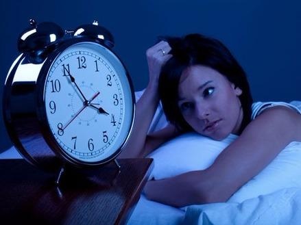 Nhung ban tre thuc khuya thuong thong minh va tinh tao hon hinh anh