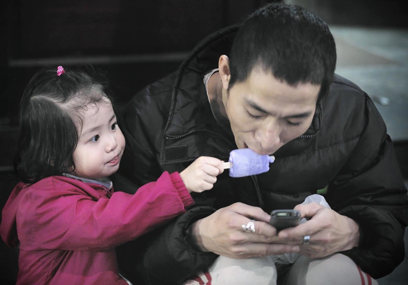 'Bo me yeu dien thoai di dong hon ca con' hinh anh