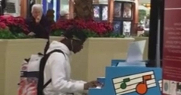 Chang trai bat ngo noi tieng sau khi choi piano trong trung tam thuong mai hinh anh