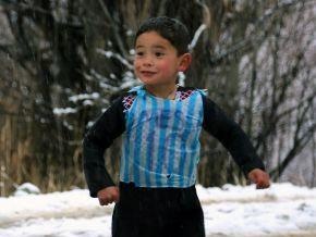 Tim thay cau be ngheo tu che ao giong Messi tu rac hinh anh