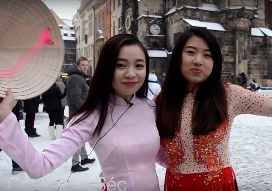 Clip du hoc sinh o cac nuoc chuc Tet hinh anh