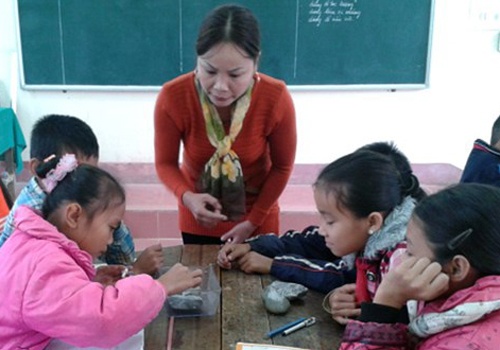 Giao vien Ha Noi nhan thuong Tet tuong trung hinh anh