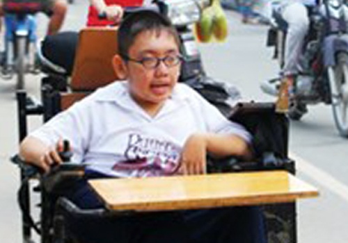 Hai chang sinh vien nghi luc thep hinh anh